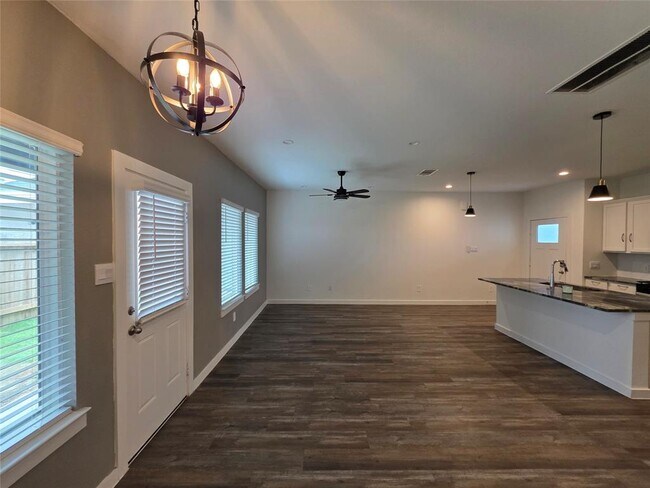 Building Photo - 3013 La Latina Dr