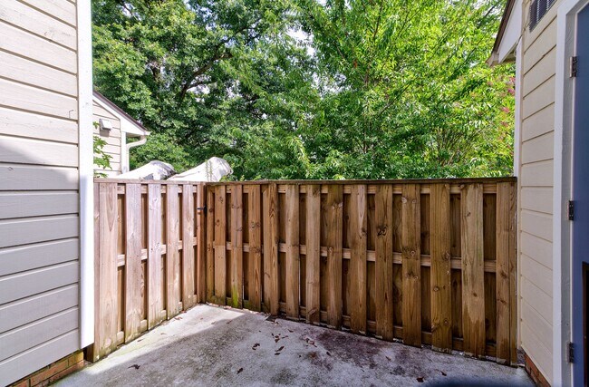 Building Photo - Condo in Tara Court Available for Rent!