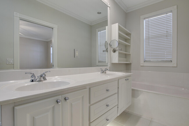 Building Photo - 3057 E Community Dr