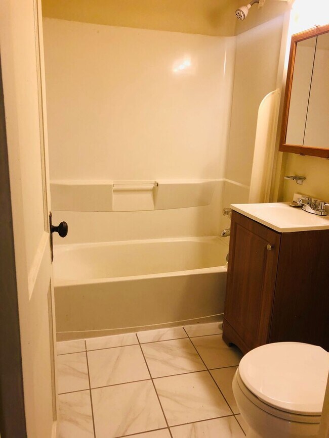 Building Photo - Adorable 3 bdrm/1 bath Home Located in Desirable West End!