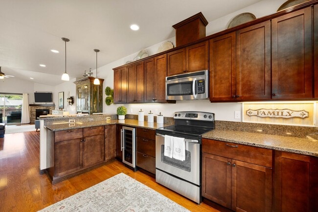 Building Photo - 3 Bedroom, 1.75 Bathroom Home in The Village at Lake Chelan