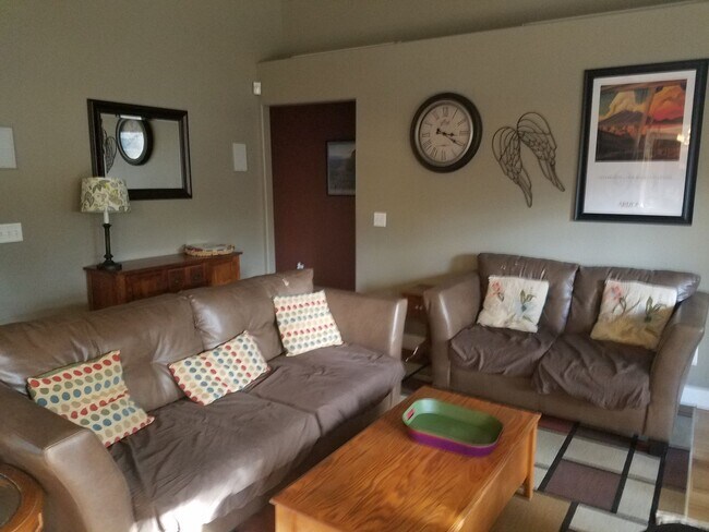 Building Photo - Beautiful Boulder Pointe Home! 3bd / 2ba + Office - No Students! - Small Pets Considered!! Avail....