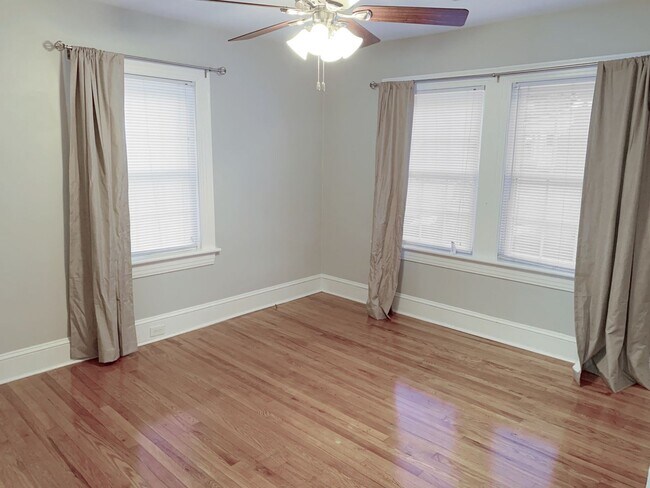 Building Photo - 3 Bedrooms 2 Full Baths with fenced in bac...