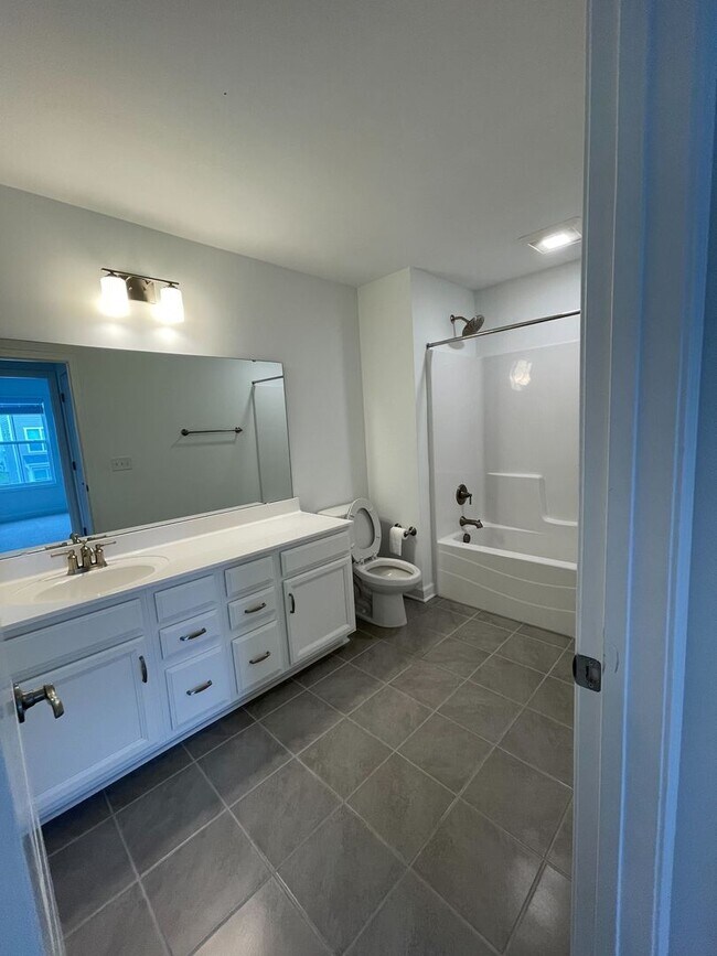 Building Photo - Spacious Home in Westhill Community