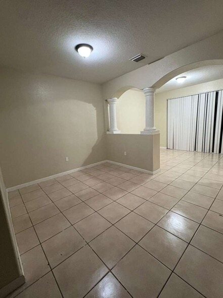 Building Photo - 2819 SE 15th Rd