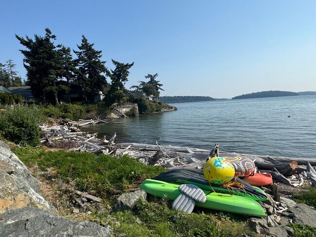 Building Photo - 3 Bed, 2 Bath in Anacortes WATER VIEW and ...