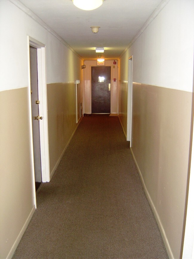 Building Photo - Maple Court Apartments