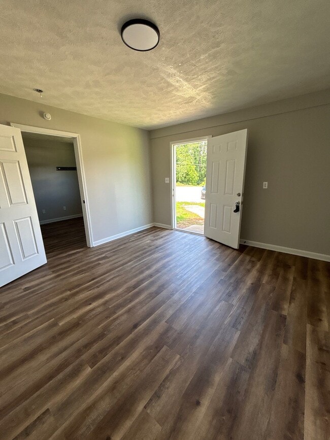 Building Photo - 144 Sarah Cir