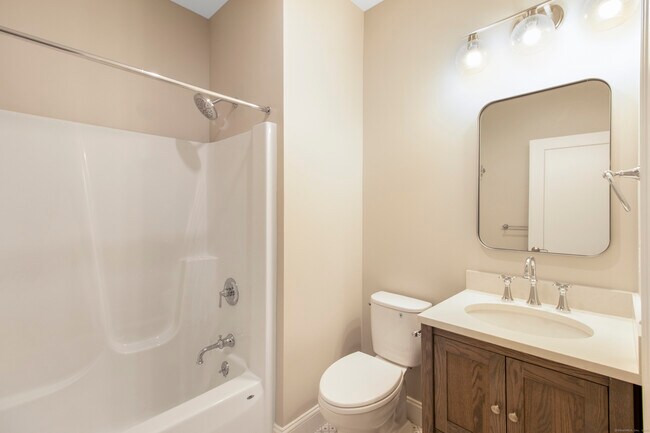 Building Photo - 502 Edgewater Cir