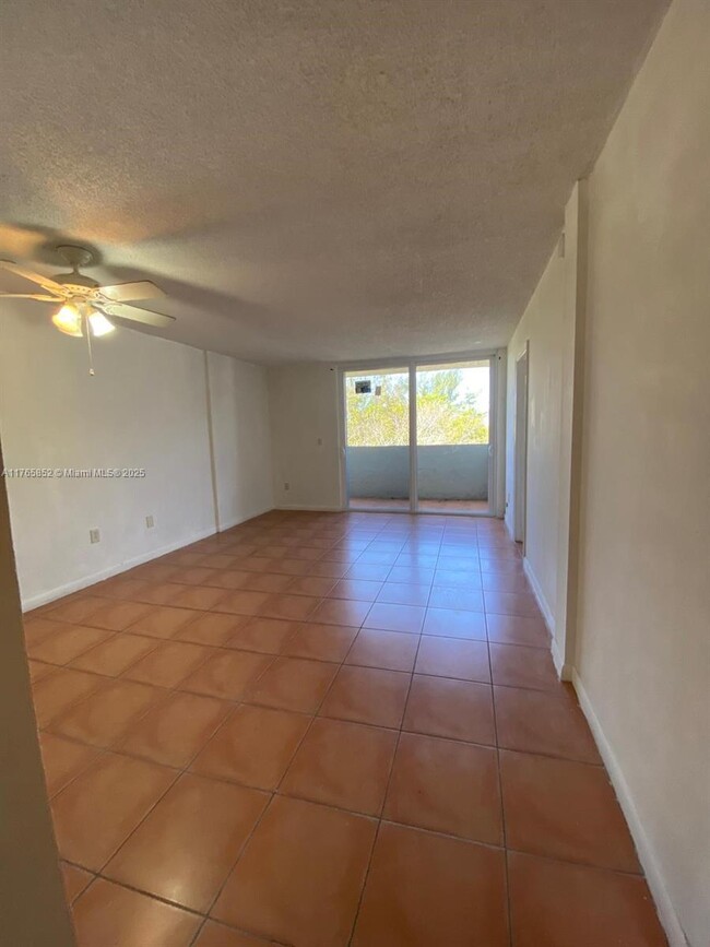 Building Photo - 10000 NW 80th Ct