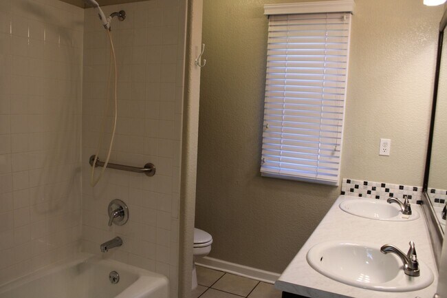 Building Photo - Beautiful 4 Bedroom Home in Midtown Fort C...