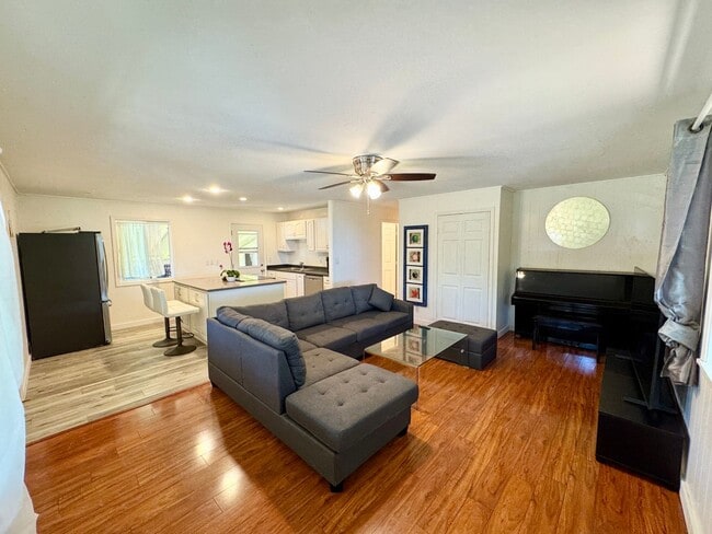 Building Photo - Optimal Location in the Heart of Paia Town...