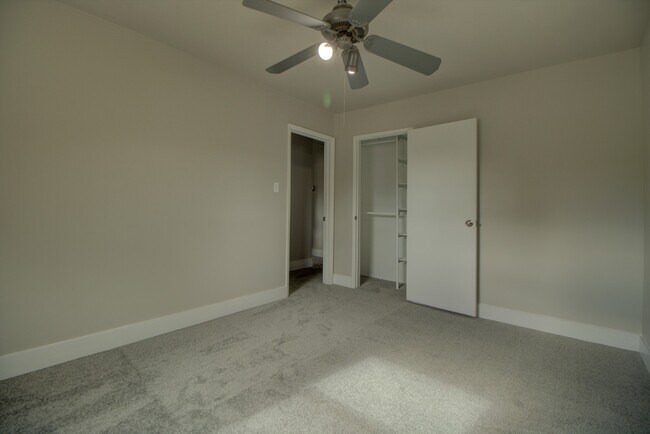 Building Photo - Pet Friendly Kearns Home