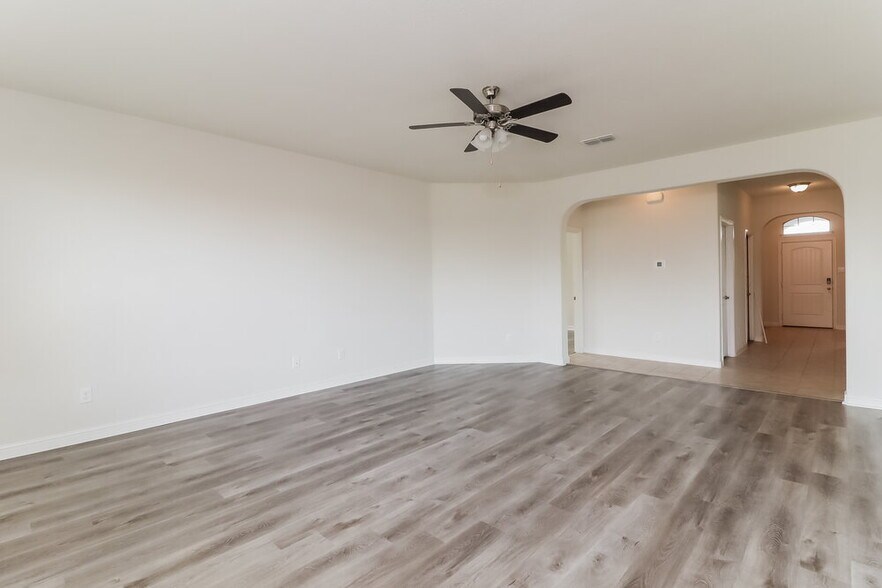 Building Photo - 1001 Doe Meadow Dr