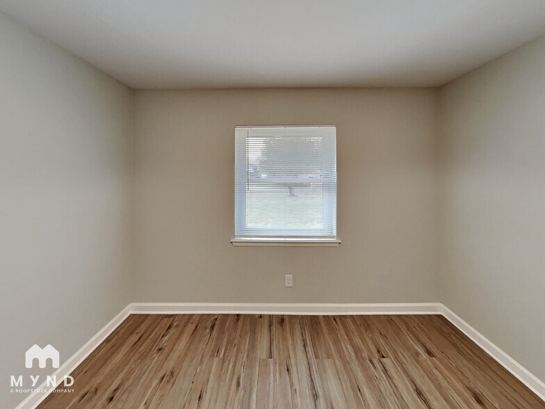 Building Photo - 14839 Greenvalley Dr