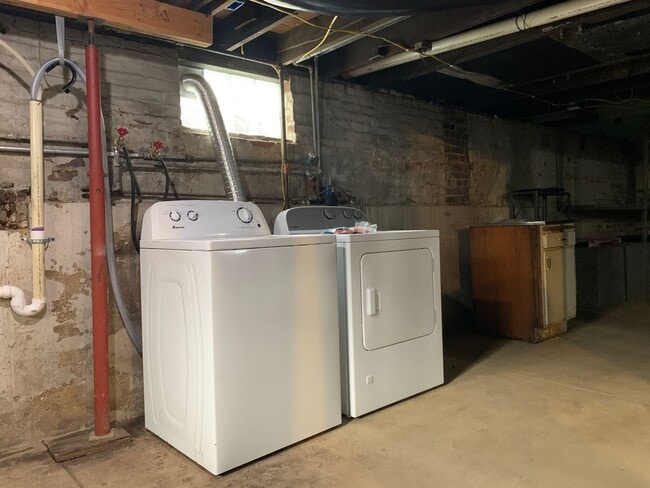 Building Photo - Recently Renovated 2 bed house!