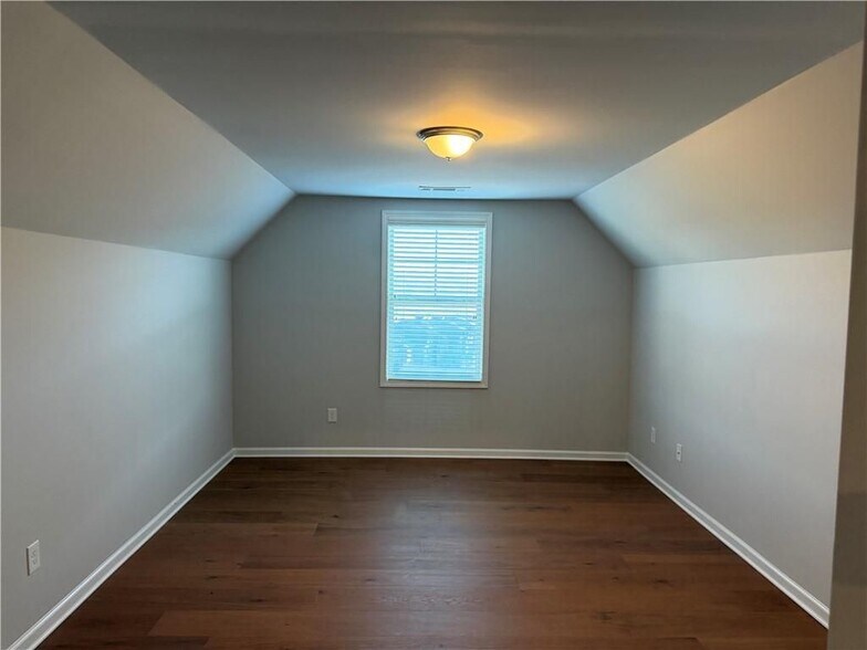 Building Photo - 7811 Silk Tree Pointe