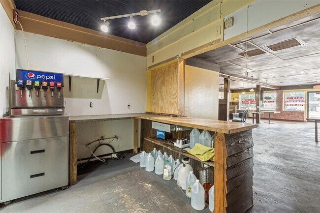 Building Photo - 327 S Green Ave