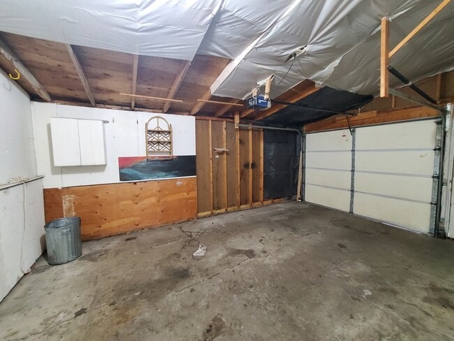 Building Photo - 301 Leonard Ave