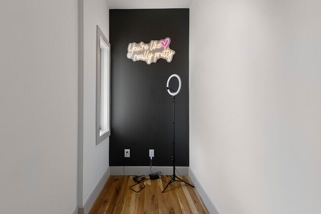 Building Photo - 916 11th Ave N