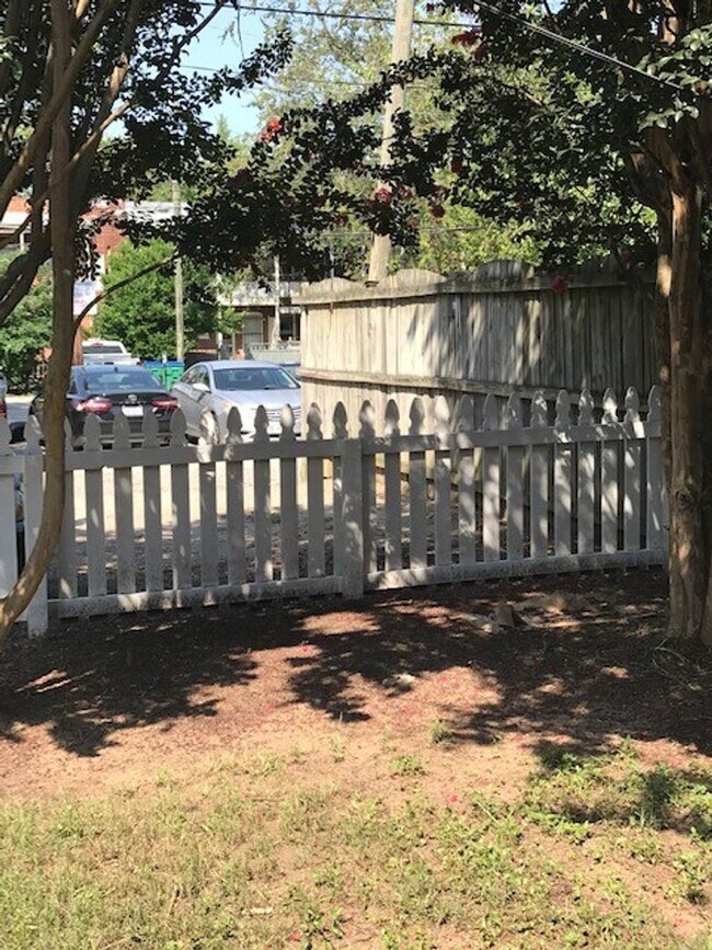 Building Photo - MAIN2220