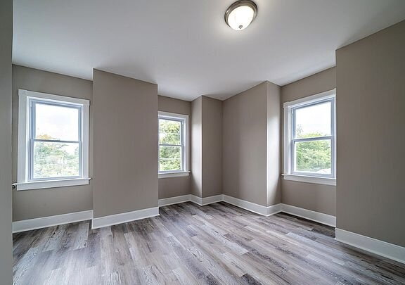 Building Photo - "Charming 3-Bedroom Haven with Elegant Gra...