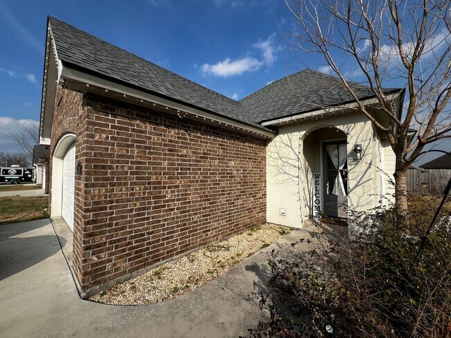 Building Photo - 3 Bedroom, 2 Bathroom, Brick Home , Garage , fenced yard
