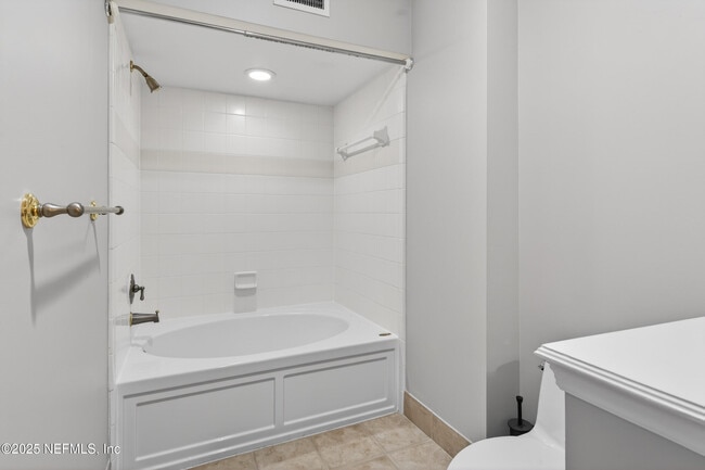 Building Photo - 400 E Bay St