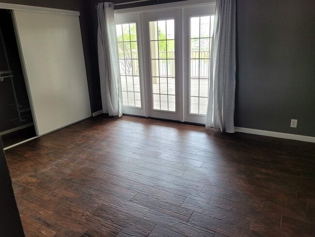 Building Photo - 200 Full Moon