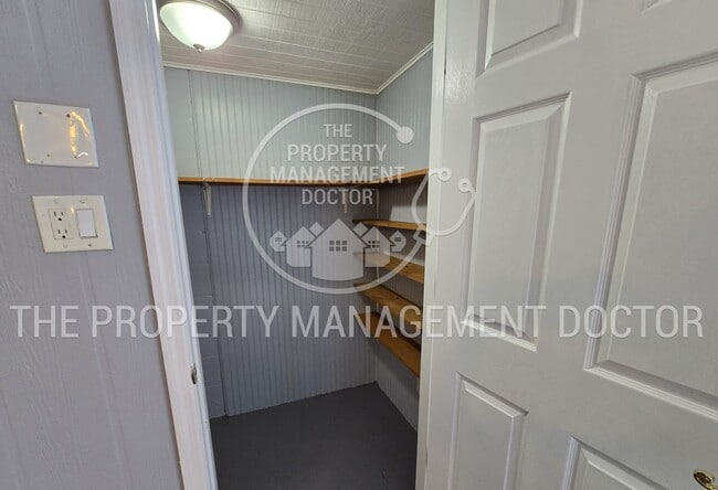Building Photo - MOVE IN SPECIAL - 4BR/2.5BA Tampa Home | Dual Kitchen Areas, Private Bedroom & Fresh Updates