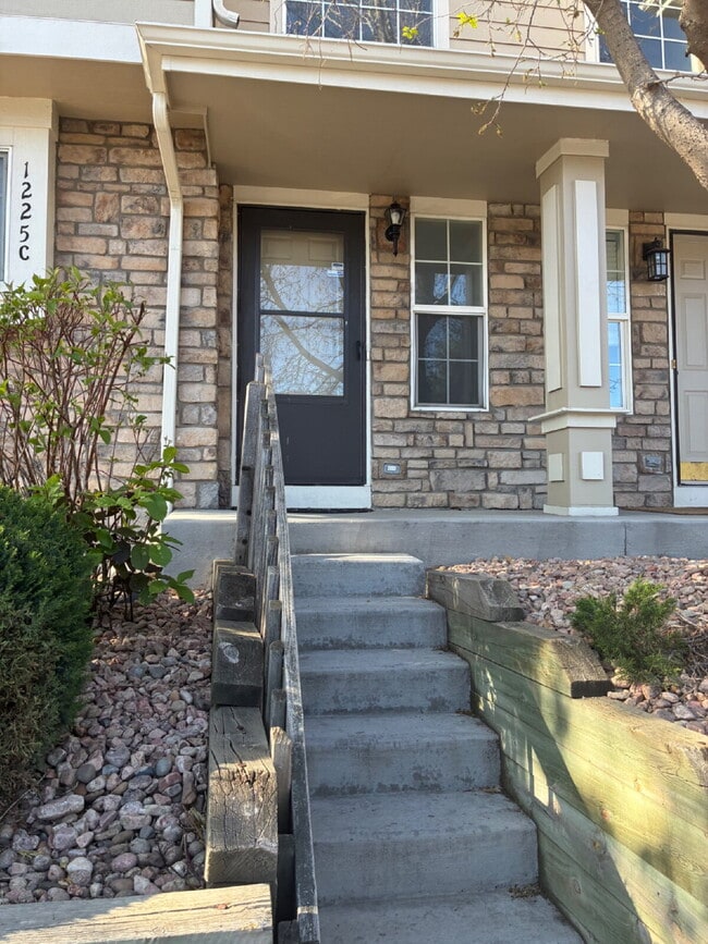 Building Photo - Very Nice 2 Bedroom, 2 1/2 Bath Townhome in Quail Run! Community Pool & Tennis Courts! Minutes To...