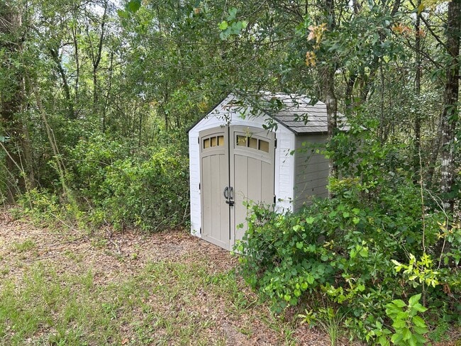 Building Photo - Rainbow Acres 3/2 Large Lot and Garage