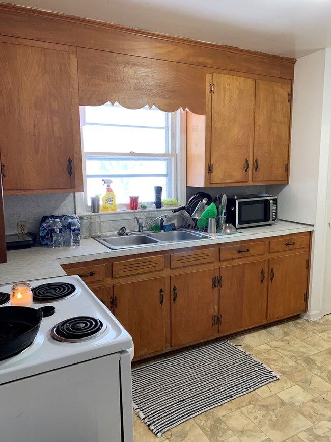 Building Photo - Short Term Lease Available on a 2 Bed 1 Ba...