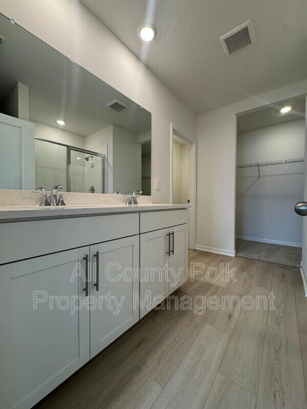 Building Photo - 2061 Rosewood Dr