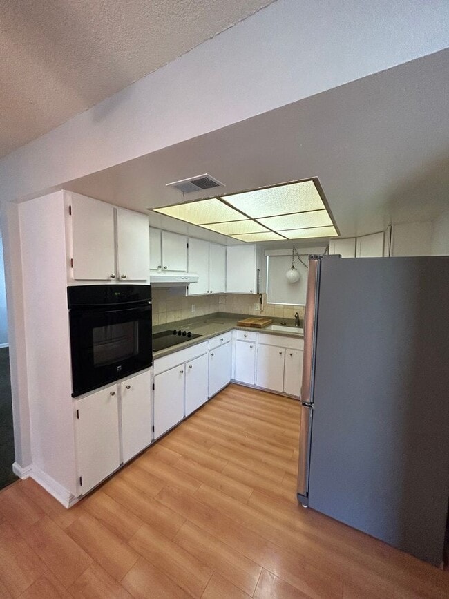 Building Photo - NICE OLDER HOME IN ESTABLISHED AREA