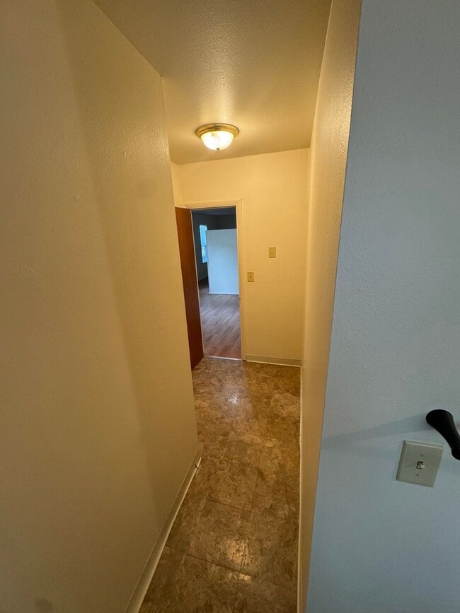 Building Photo - Studio Apartment in Downtown Eugene
