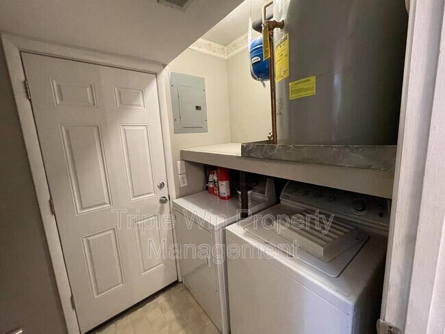 Building Photo - 411 Far Hill Dr