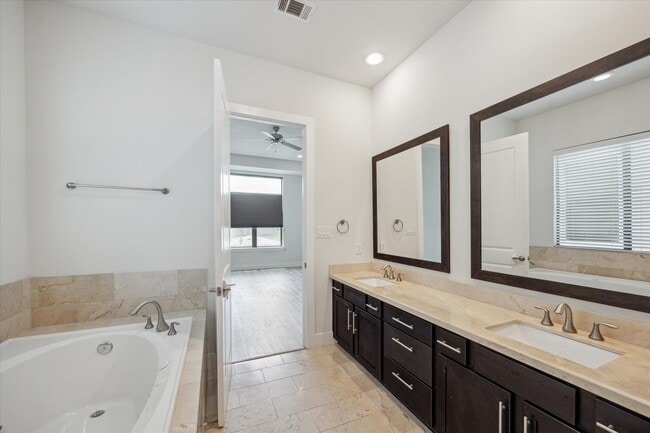 Building Photo - 4409 Schuler St