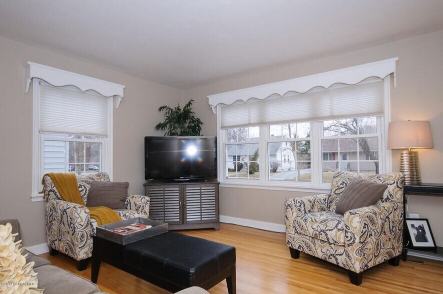 Front living room with hardwood floors - 728 12th Ave NE