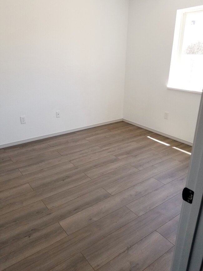 Building Photo - Beautiful 3 bedroom 2 bath in SW