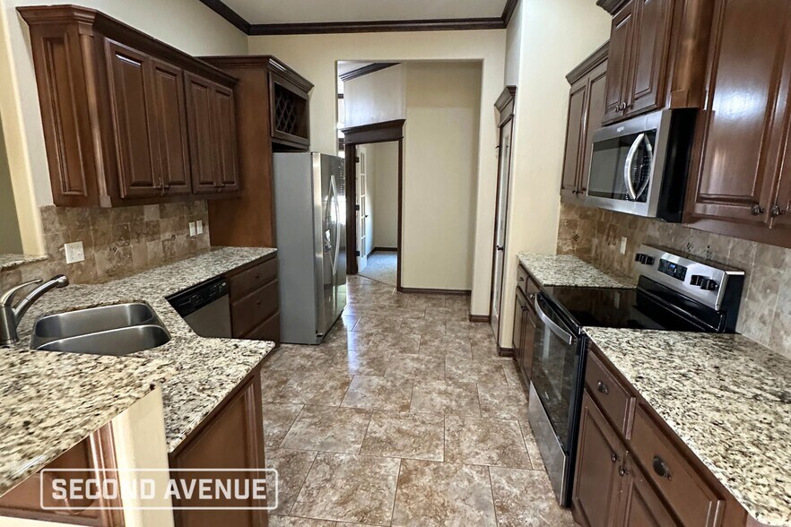 Building Photo - 1204 SummerHill Dr