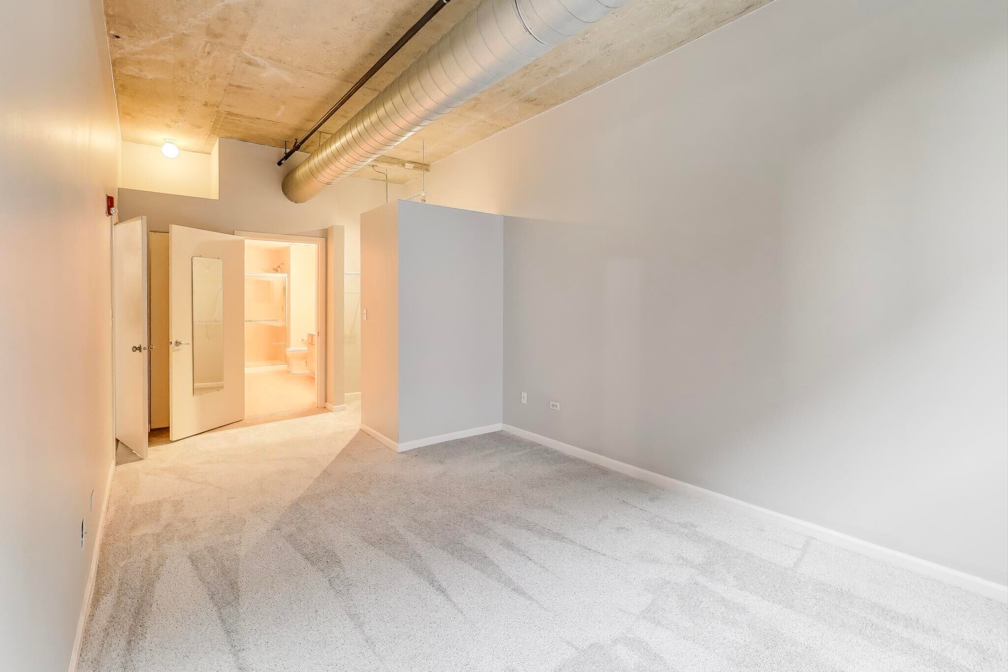 Building Photo - 933 W Van Buren St