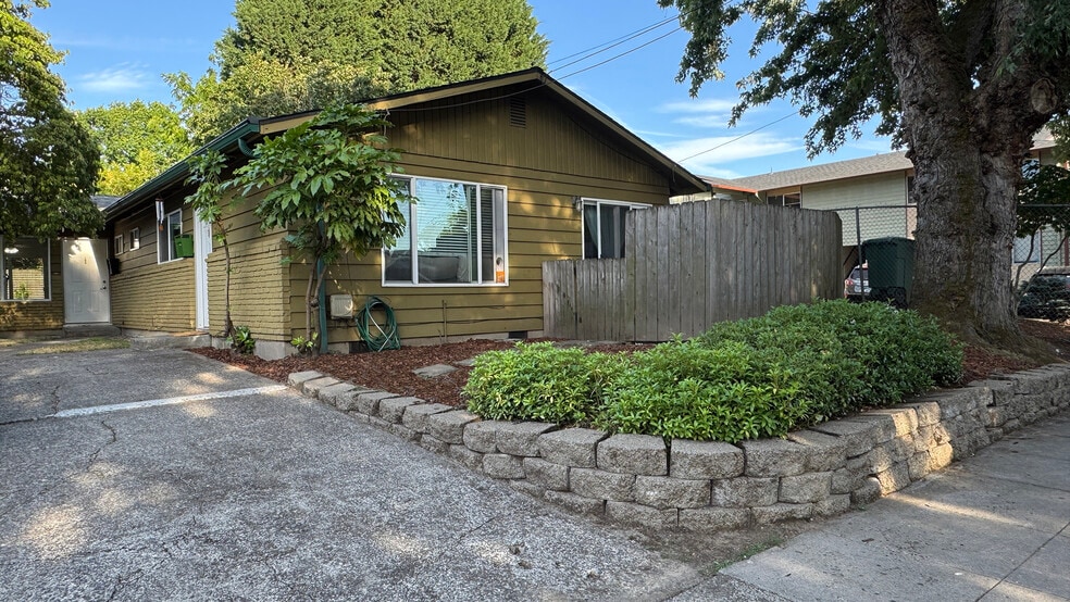 Primary Photo - 3946 SE 28th Pl