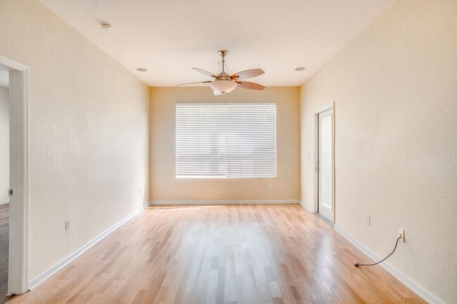 Building Photo - Cute 3/2 Condo in Horizons at Vista Lakes (Gated) with Updated Flooring and Front Parking Space