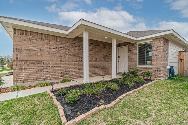 Building Photo - 17746 Pemswood Dr