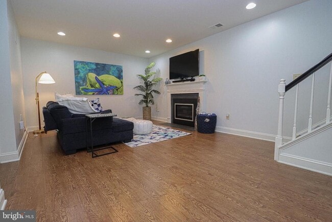 Building Photo - 1596 N Colonial Terrace