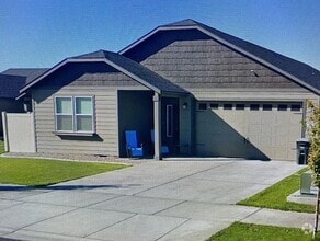 Building Photo - Three bedroom house