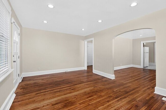 Building Photo - Charming 2BD/1BA Home Near Lakewood Park!