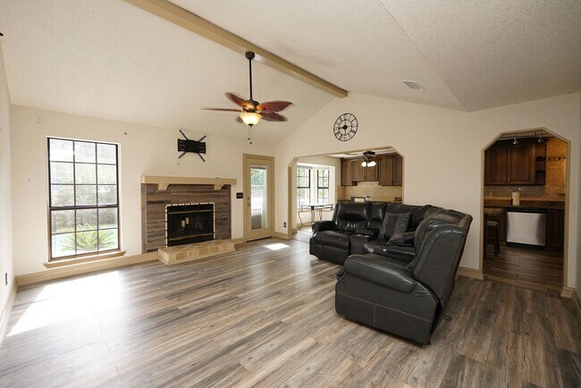 Building Photo - 504 Miller Ln