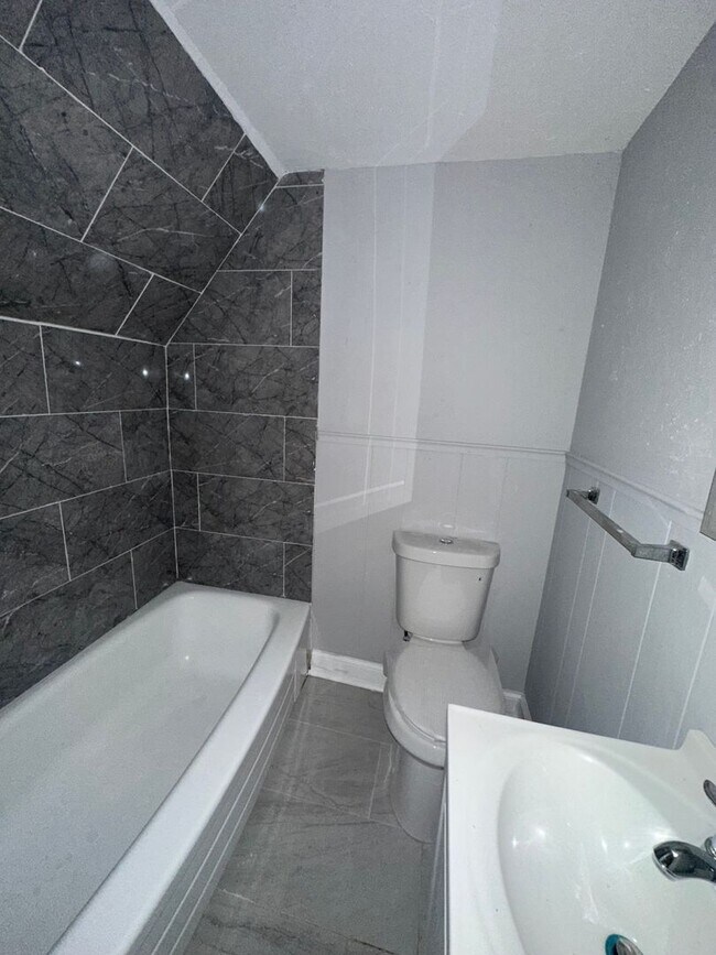 Building Photo - 3RD FLOOR Apartment For Rent! 1bed/1 Bath